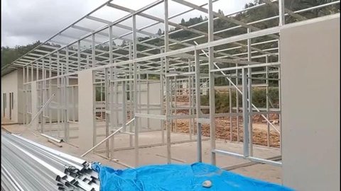 Personel TNI membangun huntara di Desa Aih Selah, Kecamatan Pantan Cuaca, Kabupaten Gayo Lues, Aceh, pada Senin (16/2/2026). (Istimewa)