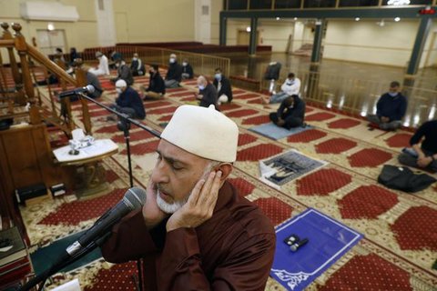 Muazin Mustafa Kader mengumandangkan adzan di Masjid Pusat Cologne di Cologne, Jerman, Jumat (14/10/2022). Panggilan Azan untuk pertama kali dikumandangkan dari salah satu masjid terbesar Jer