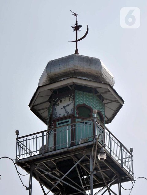 Muazin Mustafa Kader mengumandangkan adzan di Masjid Pusat Cologne di Cologne, Jerman, Jumat (14/10/2022). Panggilan Azan untuk pertama kali dikumandangkan dari salah satu masjid terbesar Jer