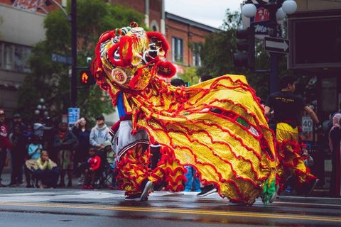 Para penari barongsai tampil di hadapan warga pada hari perayaan Tahun Baru Imlek di Kawasan Pecinan Surabaya, Jawa Timur pada Rabu 29 Januari 2025. (JUNI KRISWANTO/AFP)