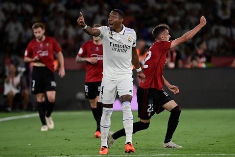 Alvaro Arbeloa menegaskan keengganannya melewati babak playoff karena akan membuat jadwal Real Madrid kian padat. Tampak dalam foto, gelandang Real Madrid asal Inggris, Jude Bellingham (tenga