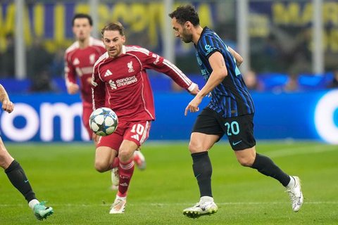Pemain Inter Milan, Hakan Calhanoglu (kanan), berebut bola dengan gelandang Liverpool Alexis Mac Allister dalam laga Liga Champions di Giuseppe Meazza, Italia, Rabu, (10/12/2025). (AP Photo/Luca Bruno)