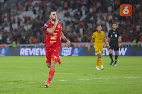Aksi pemain Persija Jakarta, Jordi Amat (kanan) saat melawan Madura United pada lanjutan BRI Super League 2025/2026 di Stadion Gelora Ratu Pamelingan, Jumat (24/10/2025) malam WIB. (Bola.com/