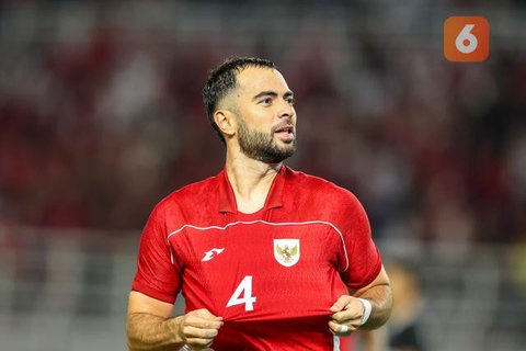 Aksi pemain Persija Jakarta, Jordi Amat (kanan) saat melawan Madura United pada lanjutan BRI Super League 2025/2026 di Stadion Gelora Ratu Pamelingan, Jumat (24/10/2025) malam WIB. (Bola.com/