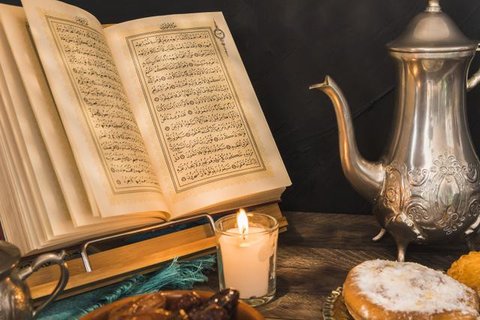 Jemaah mengusap wajahnya usai membaca kitab suci Alquran di Masjid Istiqlal, Jakarta, Selasa (7/5/2019). Di antara amal kebajikan yang sangat dianjurkan dilakukan pada bulan suci Ramadan adal
