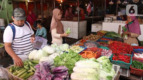 Aneka jenis cabai dijual di Pasar Kebayoran, Jakarta, Selasa (7/3/2023). Harga cabai rawit merah di DKI Jakarta terpantau naik sudah menembus Rp 100 ribu per kilogram. (Liputan6.com/Angga Yun