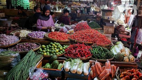 Aneka jenis cabai dijual di Pasar Kebayoran, Jakarta, Selasa (7/3/2023). Harga cabai rawit merah di DKI Jakarta terpantau naik sudah menembus Rp 100 ribu per kilogram. (Liputan6.com/Angga Yun