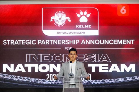 Ketua Umum Persatuan Sepak Bola Seluruh Indonesia (PSSI) Erick Thohir (ketiga kanan) menerima plakat kerja sama dari Chairman of CEO Kelme Global, Clinten KE (kedua kanan) disaksikan Waketum
