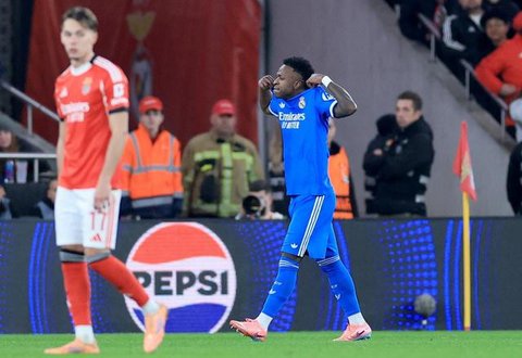 Penyerang Real Madrid, Kylian Mbappe, berbicara dengan pelatih Benfica, Jose Mourinho, setelah rekan setimnya, Vinicius Junior (di belakang), mendengarkan hinaan rasial selama pertandingan le