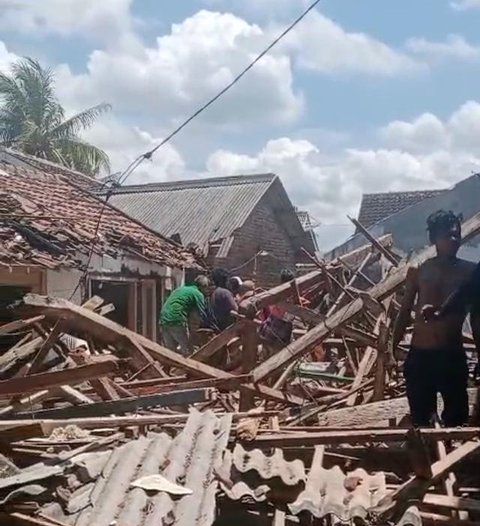 Reruntuhan rumah warga yang terkena ledakan mercon di Situbondo. (Dok. Istimewa)