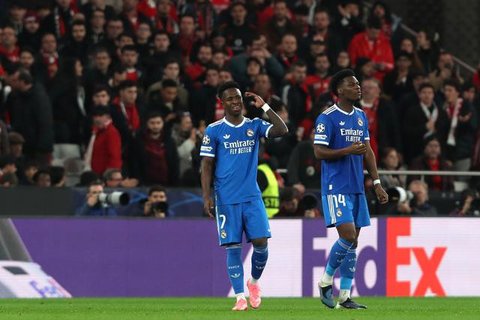 Pemain Real Madrid Vinicius Junior (kiri) usai mencetak gol pada laga play-off Liga Champions antara Benfica vs Real Madrid di Lisbon, Portugal, Selasa, 17 Februari 2026.