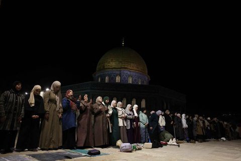 Departemen Awqaf Islam di Yerusalem melaporkan bahwa ada sekitar 130.000 jemaah sholat di Kompleks Masjid Al Aqsa pada Jumat ketiga bulan Ramadhan. Ini merupakan setengah dari jumlah tahun