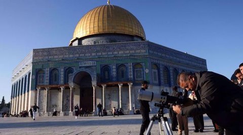 Departemen Awqaf Islam di Yerusalem melaporkan bahwa ada sekitar 130.000 jemaah sholat di Kompleks Masjid Al Aqsa pada Jumat ketiga bulan Ramadhan. Ini merupakan setengah dari jumlah tahun