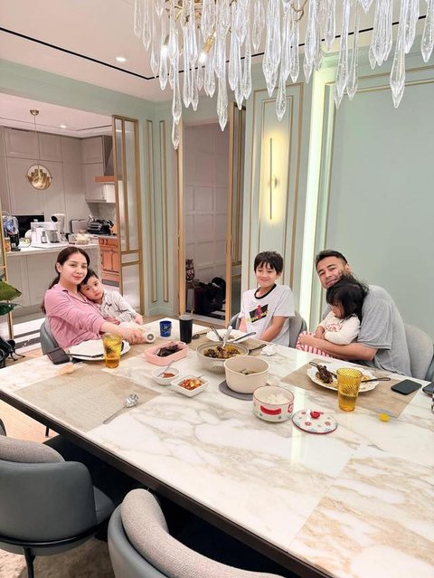 Potret Ruang Makan Rumah Raffi Ahmad (Foto: Instagram @raffinagita1717)