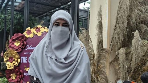 Kehadiran cucu pertama dari Adiba Khanza dan Egy Maulana Vikri, memberi warna baru yang menambah kehangatan keluarga Umi Pipik pada Ramadan 2026.