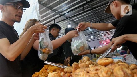 Pasar takjil Bendungan Hilir (Benhil) masih menjadi salah satu primadona bagi warga Jakarta dan sekitarnya yang mencari beraneka ragam hidangan berbuka puasa di bulan Ramadan. (Liputan6.com/H