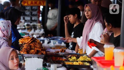 Pasar takjil Bendungan Hilir (Benhil) masih menjadi salah satu primadona bagi warga Jakarta dan sekitarnya yang mencari beraneka ragam hidangan berbuka puasa di bulan Ramadan. (Liputan6.com/H