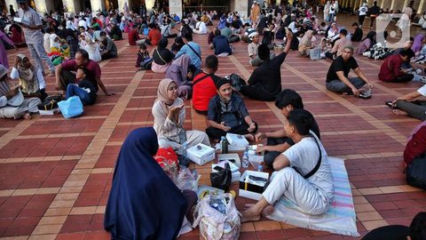 Pasar takjil Bendungan Hilir (Benhil) masih menjadi salah satu primadona bagi warga Jakarta dan sekitarnya yang mencari beraneka ragam hidangan berbuka puasa di bulan Ramadan. (Liputan6.com/H