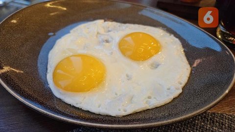 Kuning telur dan gorengan tak sepenuhnya dilarang untuk pasien kolesterol tinggi. dr. Marya Haryono menekankan pentingnya membatasi porsi, frekuensi, dan memilih cara pengolahan yang sehat. (