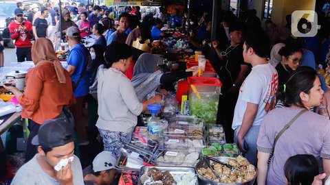 Jenis makanan yang dijual pun beraneka ragam dari berbagai daerah. (Liputan6.com/Herman Zakharia)