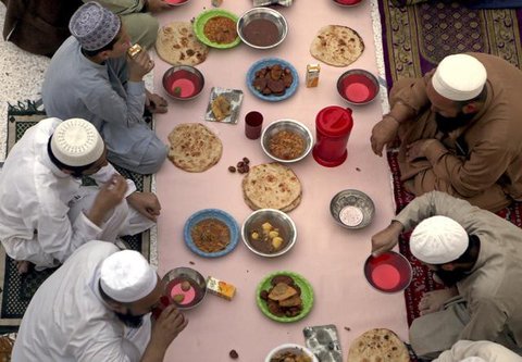 Ilustrasi keluarga berbuka puasa bersama. (odua/depositphotos.com)
