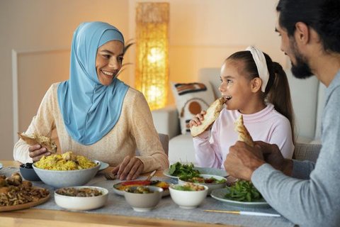 Ilustrasi keluarga berbuka puasa bersama. (odua/depositphotos.com)
