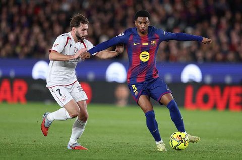 Alejandro Balde (Barcelona) mengawal Kylian Mbappe (Real Madrid) dalam laga La Liga 2025/2026 di Santiago Bernabeu, 26 Oktober 2025. (AP Photo/Bernat Armangue)