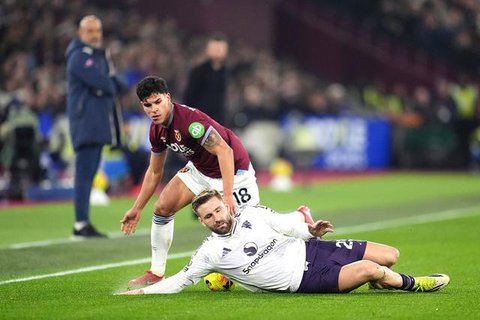 Alejandro Balde (Barcelona) mengawal Kylian Mbappe (Real Madrid) dalam laga La Liga 2025/2026 di Santiago Bernabeu, 26 Oktober 2025. (AP Photo/Bernat Armangue)