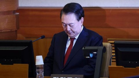 Presiden Korea Selatan Yoon Suk Yeol saat mengumumkan status darurat militer pada Selasa (3/12/2024) malam. (Dok. AFP)