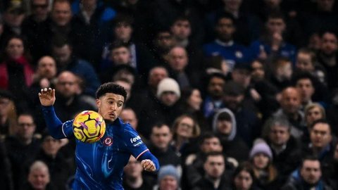 Gelandang Chelsea asal Inggris bernomor punggung 19, Jadon Sancho, mengontrol bola selama pertandingan Liga Primer Inggris antara Chelsea dan Bournemouth di Stamford Bridge di London pada tanggal 14 Januari 2025. (JUSTIN TALLIS/AFP)