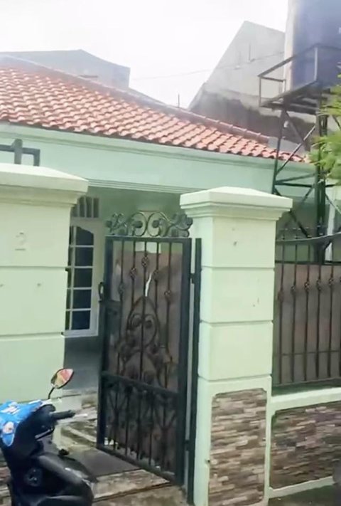 "Datang beberapa hari yang lalu, saya sampai ngucek-ngucek mata saya 'ini mimpi apa enggak?'" sambungnya. [Youtube/ALVIN in LOVE]