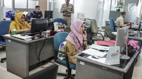 Pegawai negeri sipil (PNS) melakukan aktivitas di Badan Kepegawaian Daerah (BKD), Balai Kota, Jakarta, Senin (9/5/2022). Pemprov DKI masih menerapkan kapasitas maksimal 75 persen terhadap