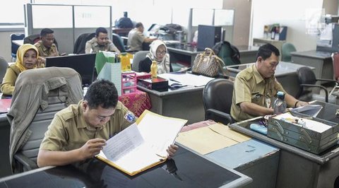 Pegawai negeri sipil (PNS) melakukan aktivitas di Badan Kepegawaian Daerah (BKD), Balai Kota, Jakarta, Senin (9/5/2022). Pemprov DKI masih menerapkan kapasitas maksimal 75 persen terhadap