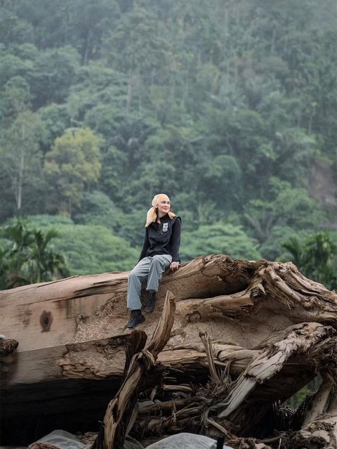 Luna Maya tinjau kondisi pascabencana di Takengon, Aceh Tengah, untuk melihat kerusakan, membawa bantuan, dan beri dukungan moral kepada korban. (Foto: Dok. Instagram @lunamaya)