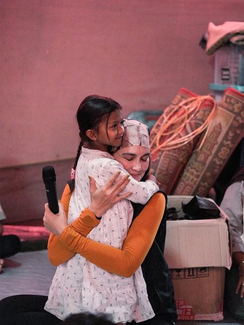 Luna Maya tinjau kondisi pascabencana di Takengon, Aceh Tengah, untuk melihat kerusakan, membawa bantuan, dan beri dukungan moral kepada korban. (Foto: Dok. Instagram @lunamaya)