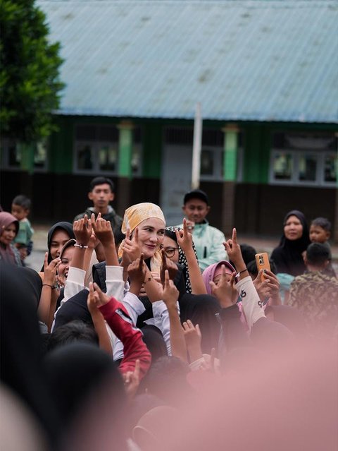 Luna Maya tinjau kondisi pascabencana di Takengon, Aceh Tengah, untuk melihat kerusakan, membawa bantuan, dan beri dukungan moral kepada korban. (Foto: Dok. Instagram @lunamaya)