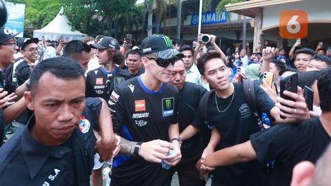 Pembalap Monster Energy Yamaha, Fabio Quartararo dan Alex Rins, tiba di SMAN 2 Mataram, Nusa Tenggara Barat (NTB), Rabu (1/10/2025).