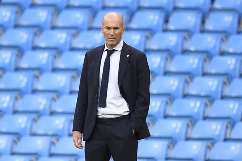 Zinedine Zidane - Legenda timnas Prancis ini santer dikaitkan dengan kursi pelatih MU. Juru taktik yang bersinar bersama Real Madrid itu menyatakan tak akan mengambil kesempatan menjadi pelat