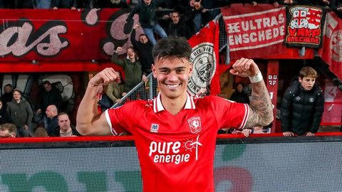 Mees Hilgers bersama FC Twente di Eredivisie 2024/2025 (Instagram/meeshilgers)