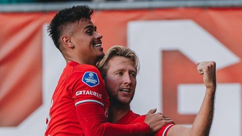 Mees Hilgers bersama FC Twente di Eredivisie 2024/2025 (Instagram/meeshilgers)