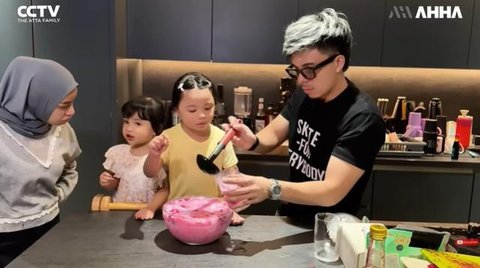 Potret Dapur dan Ruang Makan di Rumah Atta Halilintar (YouTube/The Atta Family)