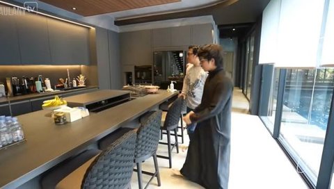 Potret Dapur dan Ruang Makan di Rumah Atta Halilintar (YouTube/The Atta Family)