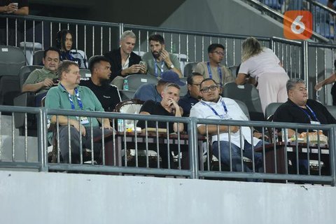 Pelatih Timnas Indonesia, John Herdman, menonton Dewa United Vs Borneo FC Samarinda. (Bola.com/Muhammad Iqbal Ichsan).