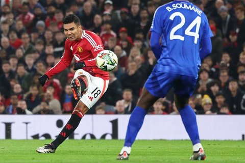 Gelandang Brasil Manchester United #18 Casemiro melepaskan tembakan untuk mencetak gol pembuka pertandingan sepak bola babak 16 besar Piala Liga Inggris antara Manchester United dan Leicester City di Old Trafford di Manchester, Inggris barat laut, pada 30 Oktober 2024.Darren Staples / AFP