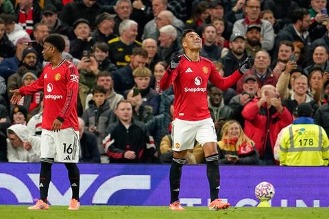 Selebrasi&nbsp;Casemiro&nbsp;dalam laga Premier League antara Manchester United vs Brighton, Sabtu (25/10/2025).&nbsp;(AP Photo/Dave Thompson)