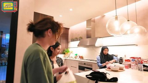 Potret Dapur dan Ruang Makan Rumah Maia Estianty (youtube.com/@maiaaleldultv)