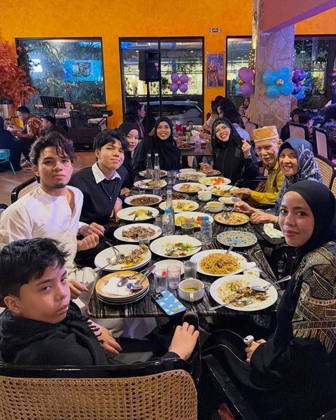 Potret keluarga besar Ameena di perayaan ultah ke-4. [IG: @genifaruk]