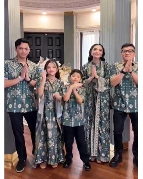 Potret keluarga besar Ameena di perayaan ultah ke-4. [IG: @genifaruk]