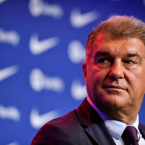Joan Laporta saat menyapa Lionel Messi di acara pelantikannya menjadi presiden Barcelona (AFP)