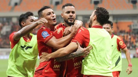 Pemain Persija merayakan gol yang dicetak Emaxwell Souza De Lima (tengah) saat menjamu PSM Makassar pada laga pekan ke-22 BRI Super League 2025/2026 di Jakarta International Stadium, Jumat (20/2/2026) malam WIB. (Bola.com/Abdul Aziz)